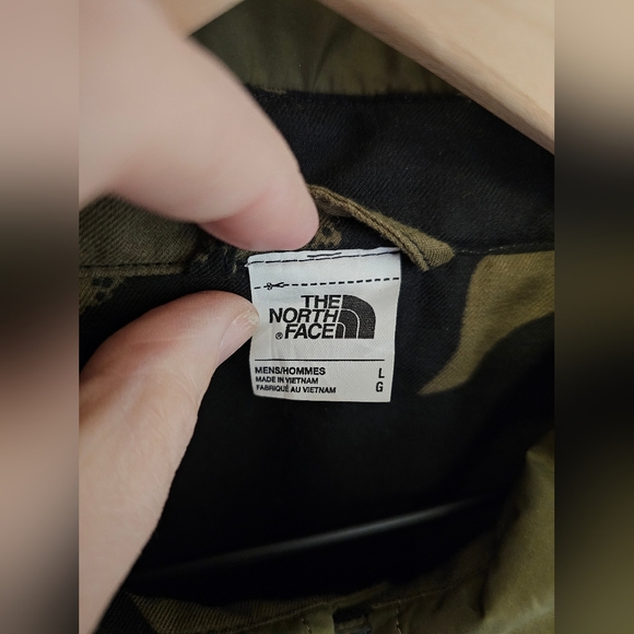 Men's North Face Reversible Jacket - Picture 6 of 8